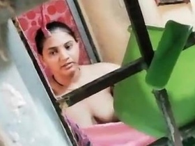 Amateur video captures cute bhabhi showering in the nude