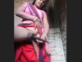 Vege video showcases a rural Indian woman pleasuring herself with a banana
